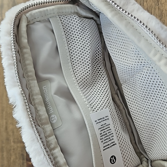 Lululemon Everywhere Belt Bag Plush Fleece - Picture 7 of 7